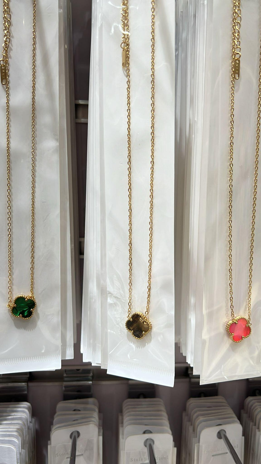 Collar trébol de cuatro hojas elegante