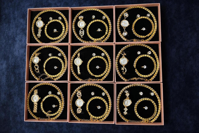 Conjunto de joyas dorado con reloj