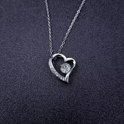Collar corazón con caja LED de madera