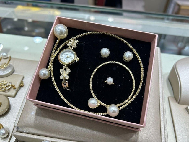 Conjunto de joyas dorado con perlas