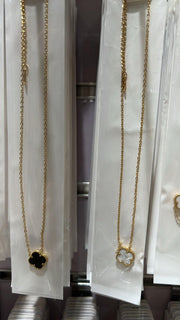 Collar trébol de cuatro hojas elegante
