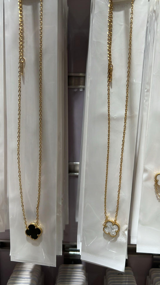 Collar trébol de cuatro hojas elegante