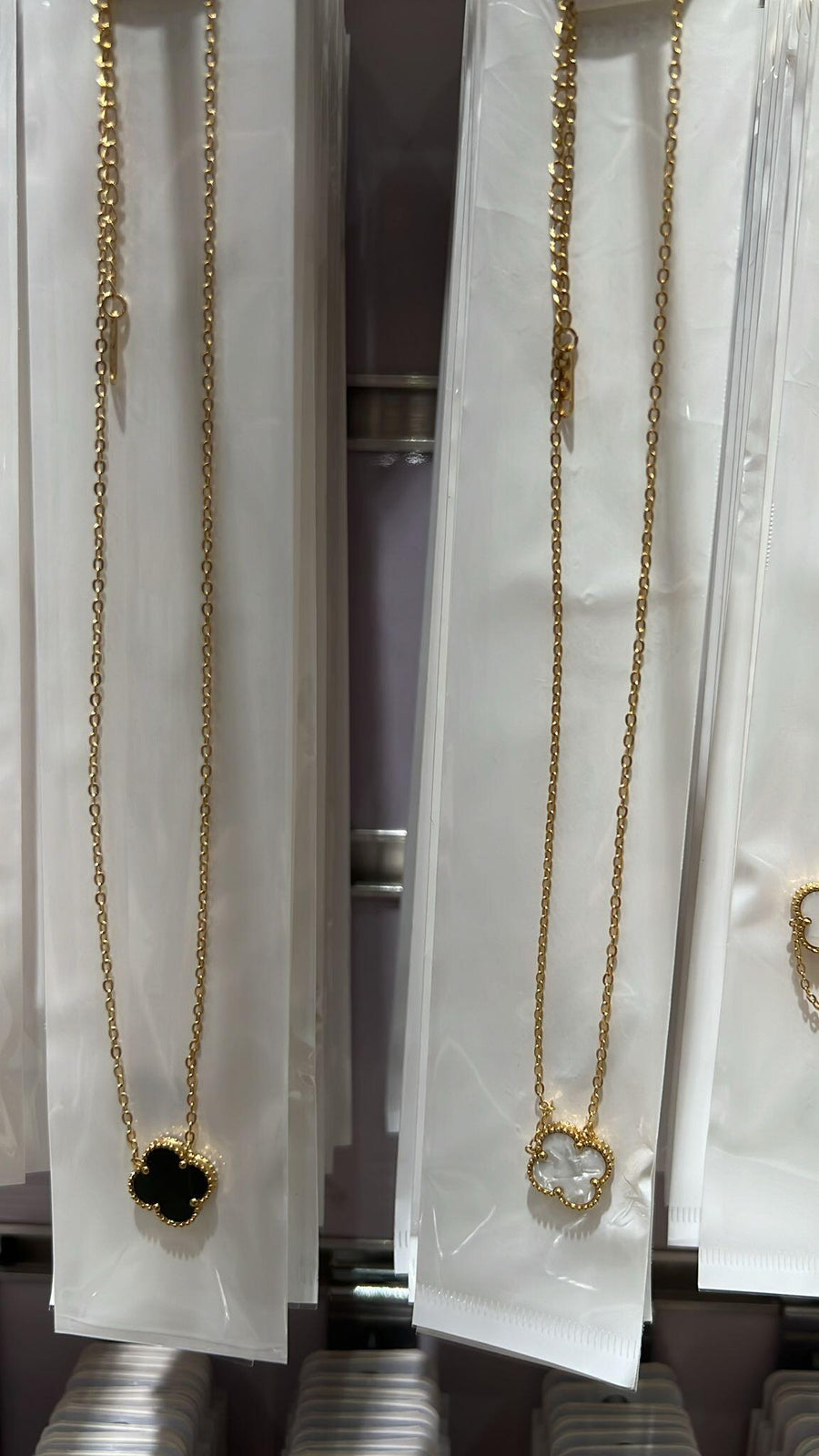 Collar trébol de cuatro hojas elegante
